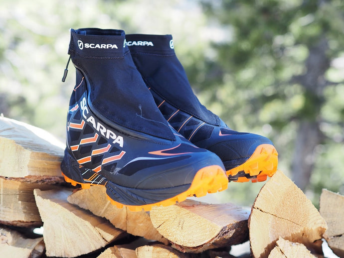 Trail running shoe with built in gaiter